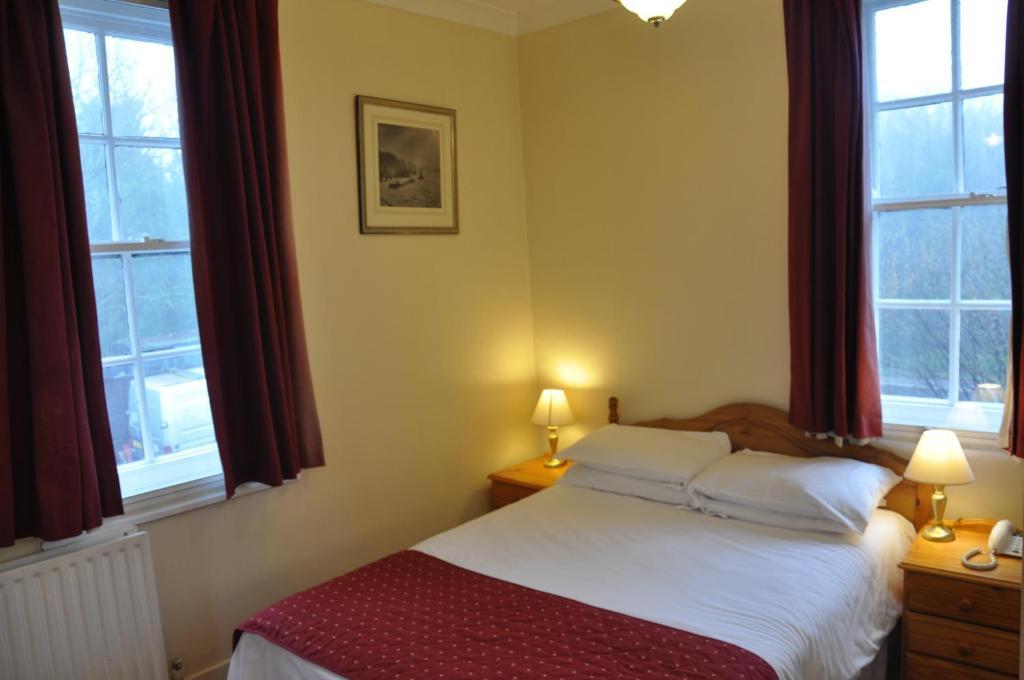 The Roundabout Hotel Fareham Room photo