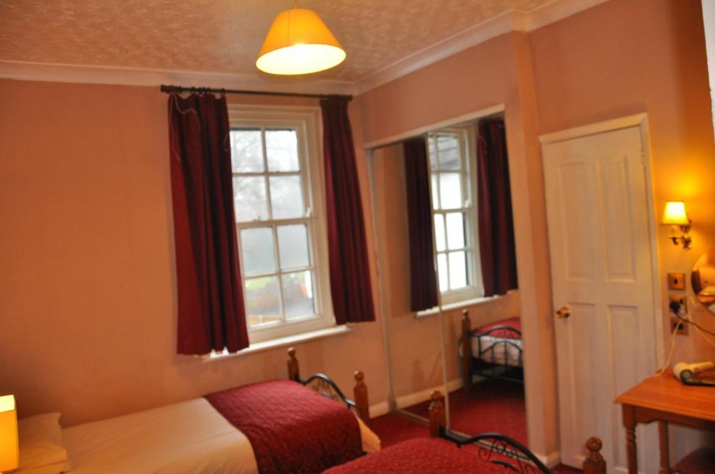 The Roundabout Hotel Fareham Room photo