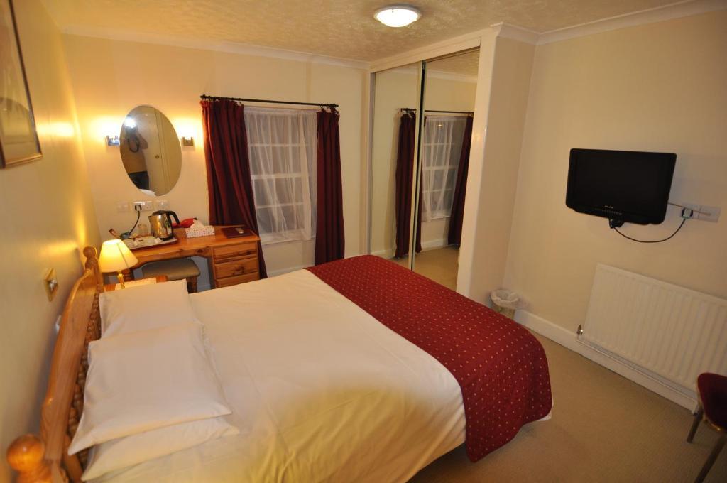 The Roundabout Hotel Fareham Room photo