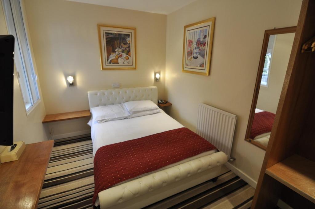 The Roundabout Hotel Fareham Room photo